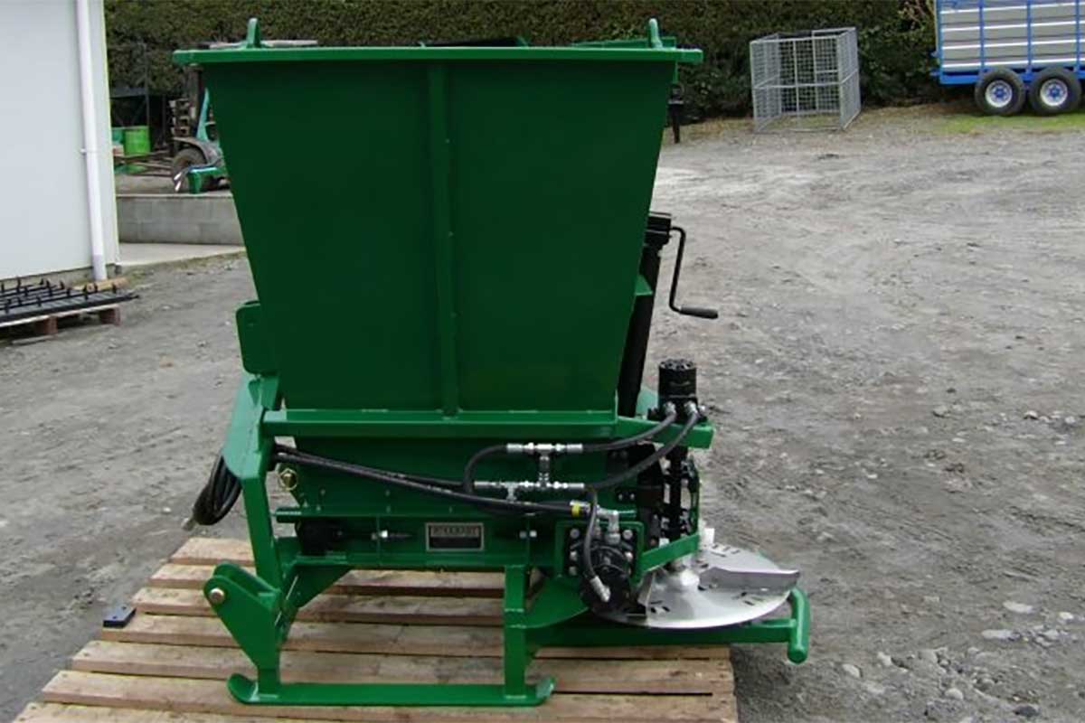 SAND SPREADER