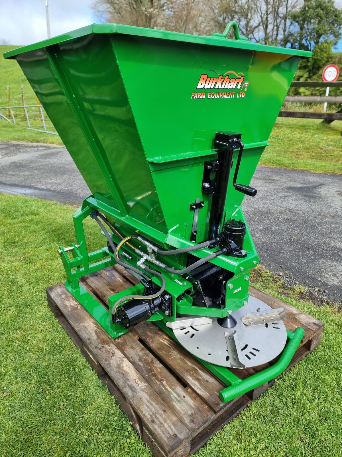 SAND SPREADER